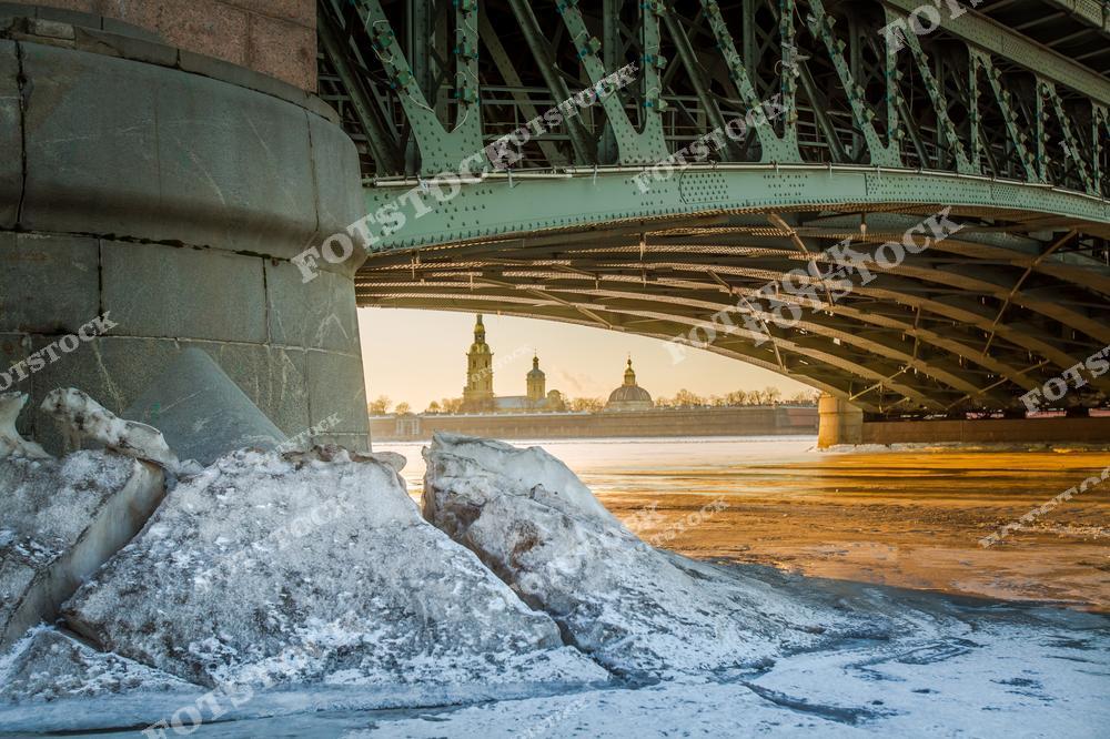 Это волшебное фото отражает зимнюю красоту Петербурга, создавая атмосферу удивительного сказочного путешествия. Заснеженные улицы, исторические здания и дыхание зимней России делают этот город еще более привлекательным для исследования. Фотография приглашает зрителя погрузиться в уникальный опыт зимнего Петербурга. Вид на Петеропавловскую крепость в створе Троицкого моста.